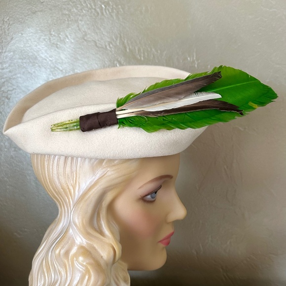 PLAYFUL 1960's IVORY FELT BERET WITH GREEN/BROWN FEATHERS - Picture 12 of 15